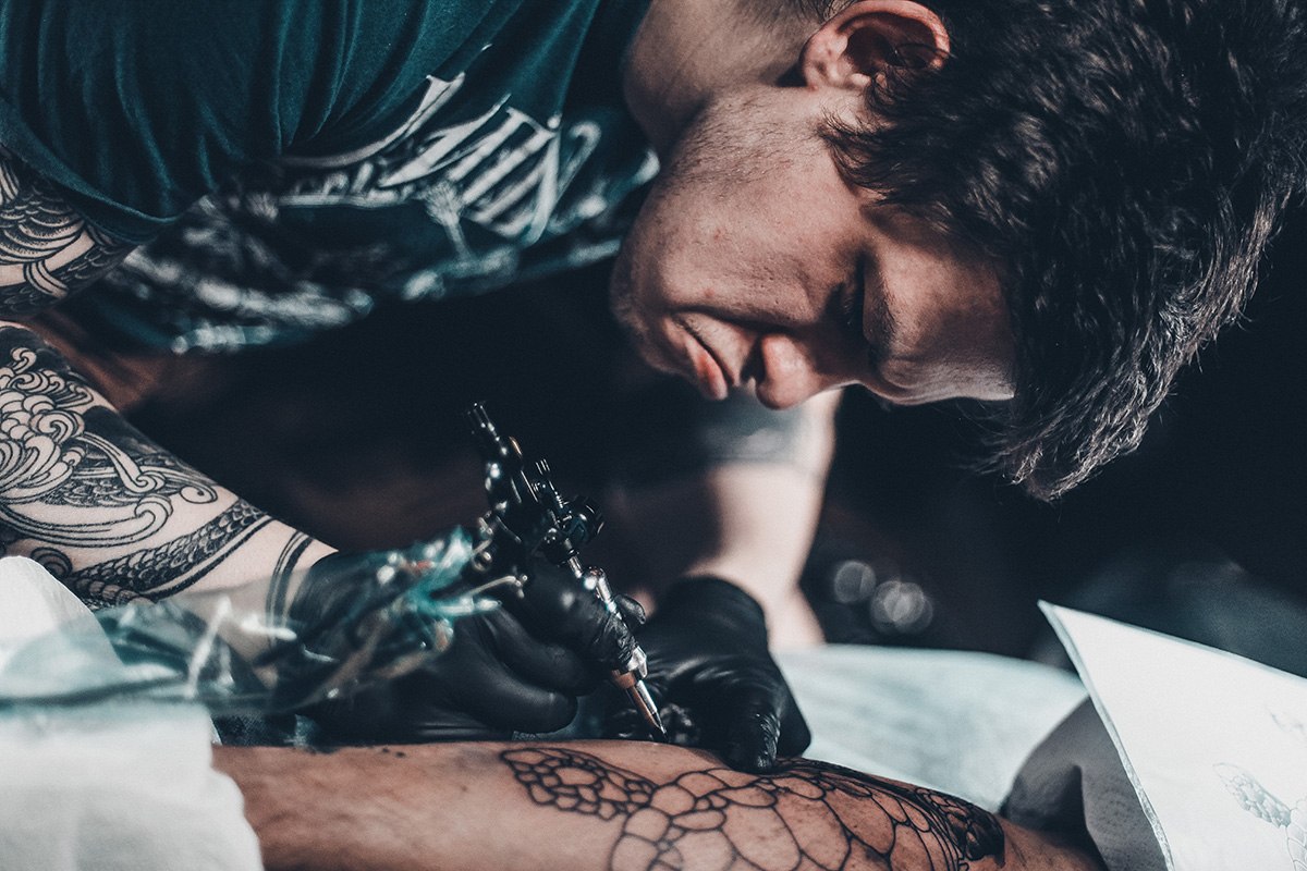Уход за татуированной кожей: информация, которую нужно знать тату-мастерам